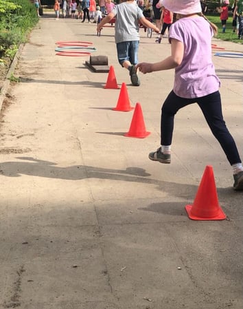 Bewegung und Sport spielen bei uns in der Kita Raupe Nimmersatt eine große Rolle.