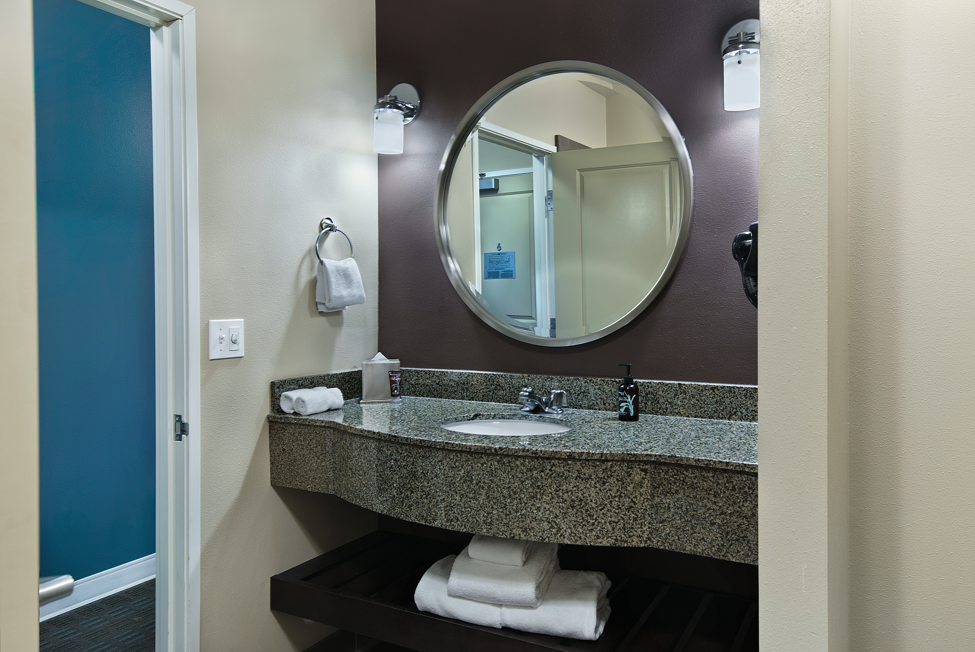 Oxford Suites Silverdale Image