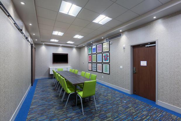 Images Holiday Inn Express & Suites Tulsa South - Woodland Hills by IHG
