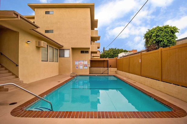 Images Los Robles Apartments