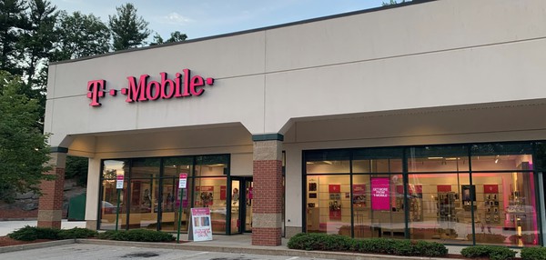 Exterior photo of T-Mobile Store at Rt 101a & Somerset Pkwy, Nashua, NH