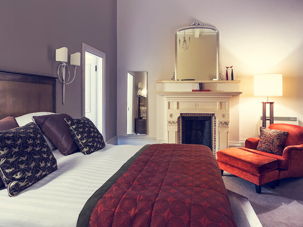 Superior Double Bedroom Mercure Warwickshire Walton Hall Hotel & Spa Walton 01789 842424