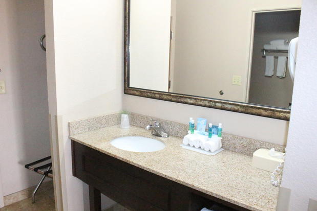 Images Holiday Inn Express & Suites Kansas City-Liberty (Hwy 152) by IHG