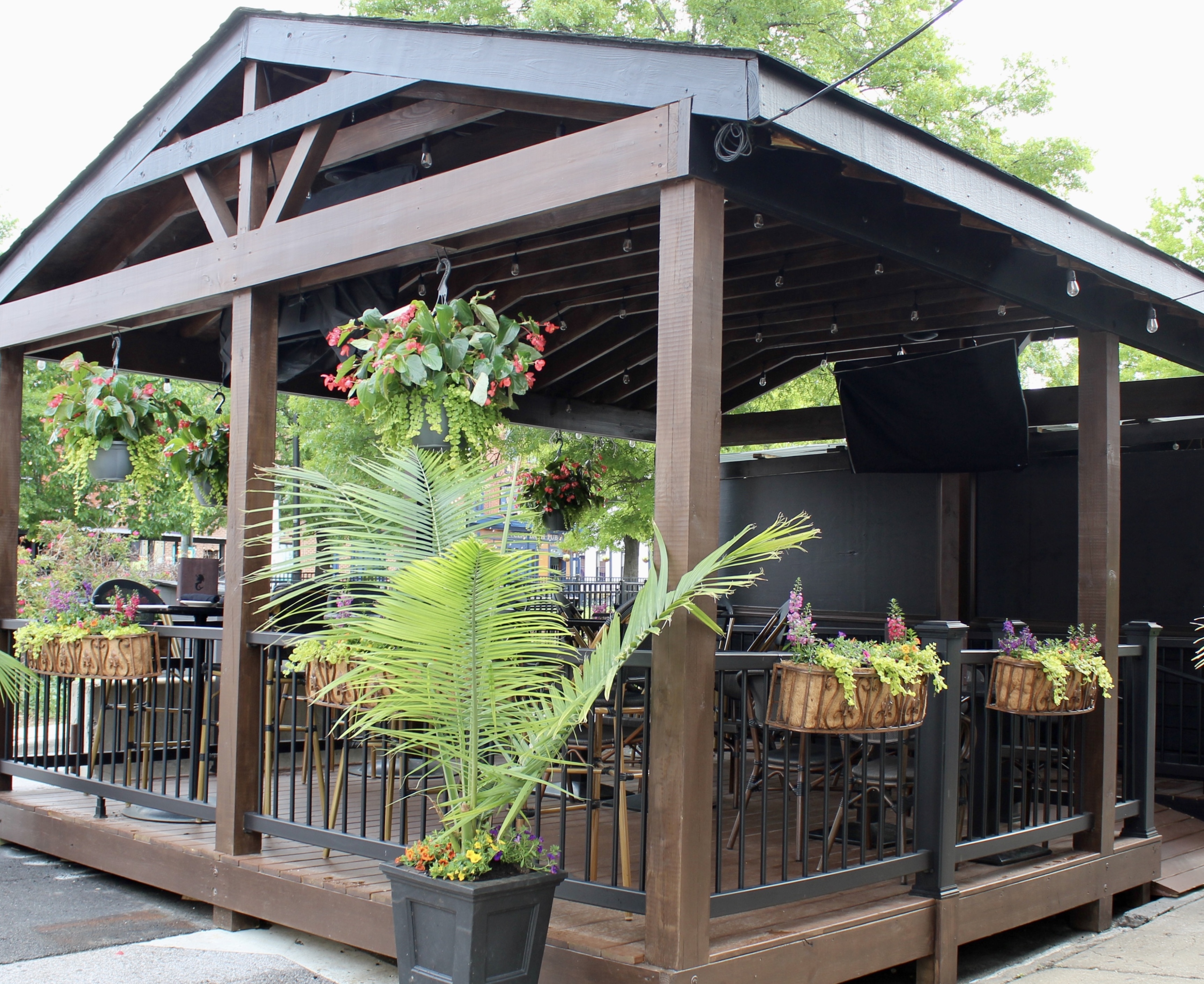 Mama's On The Half Shell Patio outdoor dining area 