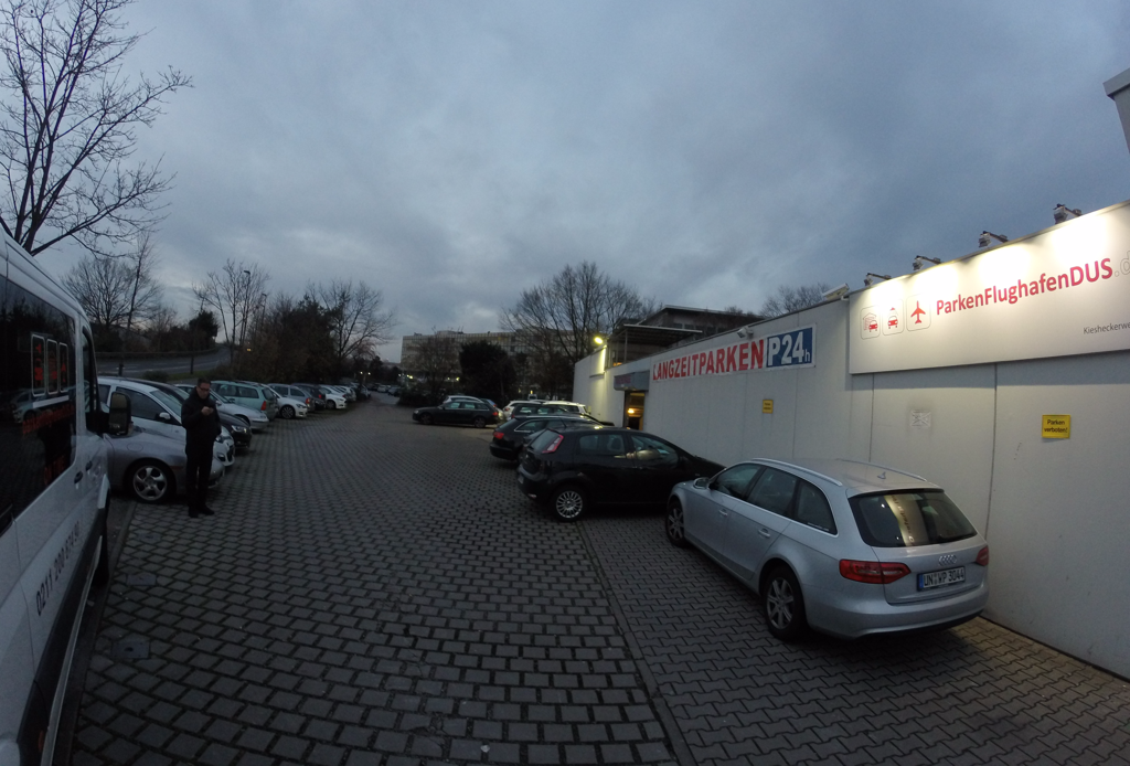 Parken Flughafen Dus, Kieshecker Weg 120 in Düsseldorf