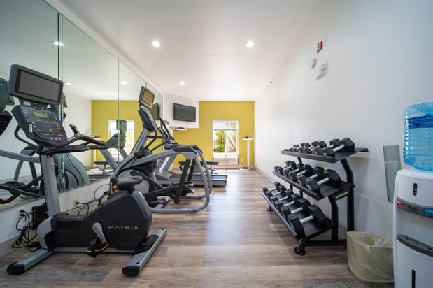 Images Holiday Inn Express & Suites Bedford by IHG