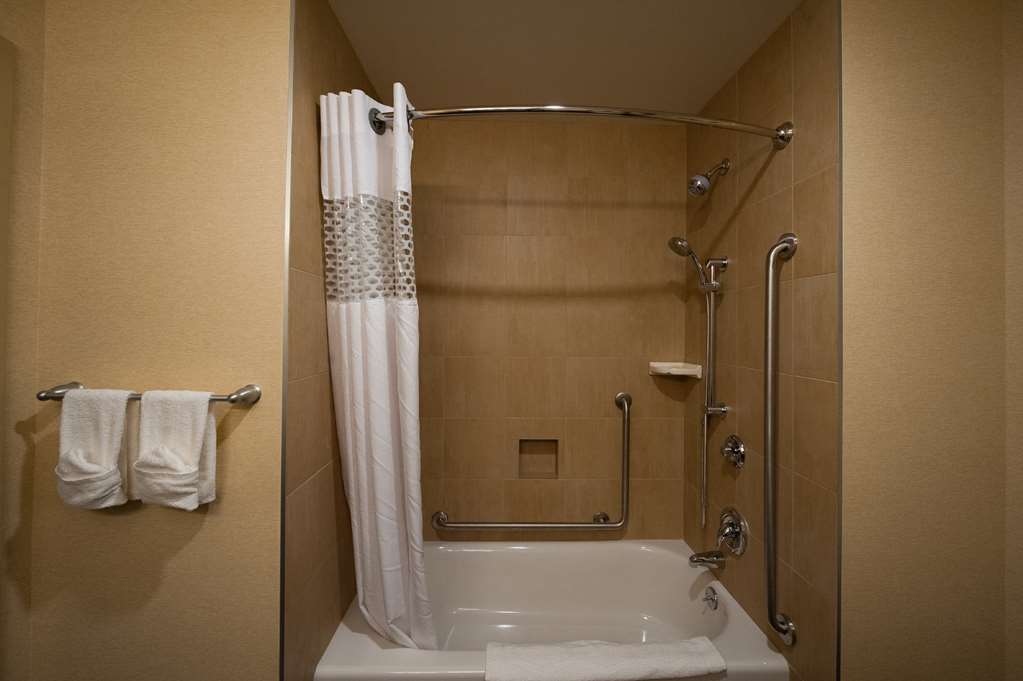Guest room bath Hampton Inn by Hilton Chilliwack Chilliwack (604)392-4667