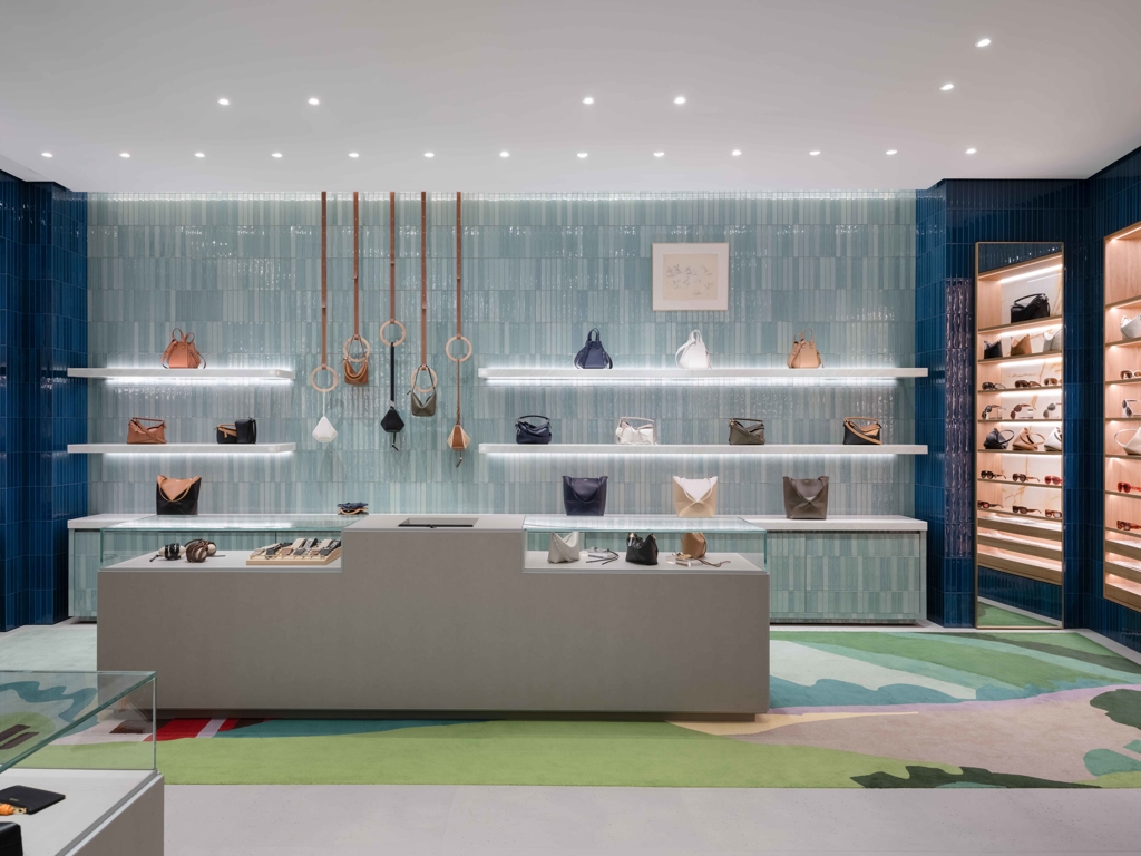 LOEWE Heathrow Airport - T3