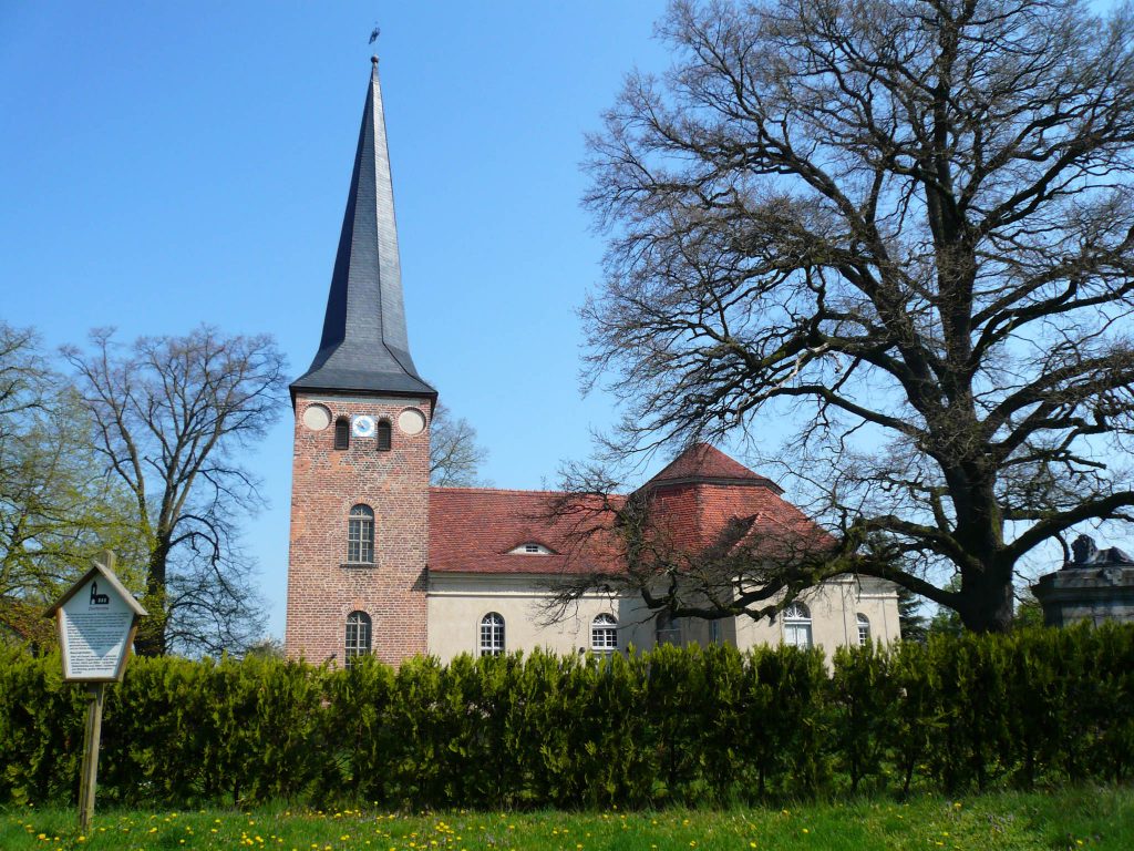 Kirche Roskow - Pfarrsprengel Päwesin, Dorfstraße in Roskow
