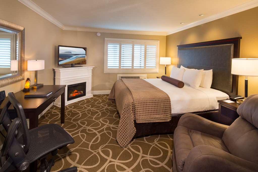 Executive Suite Bedroom Best Western Plus Humboldt Bay Inn Eureka (707)443-2234