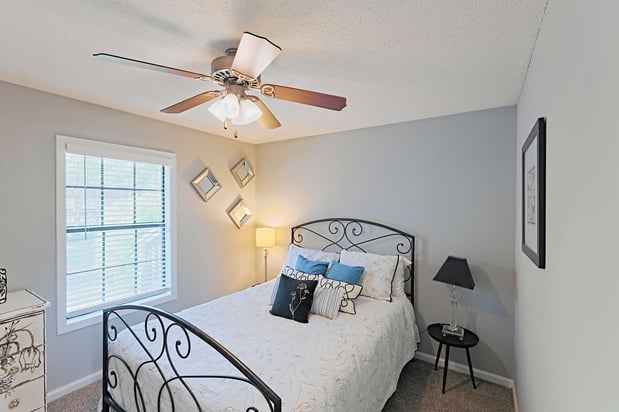 Images Lindsey Manor Apartments