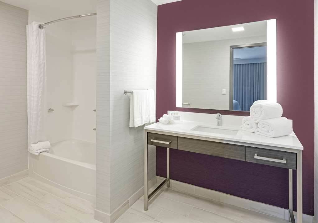 Guest room bath