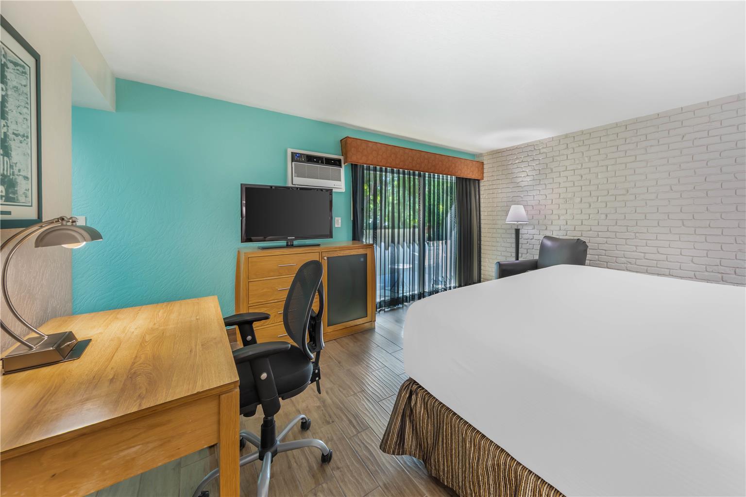 King - Lawn View Patio