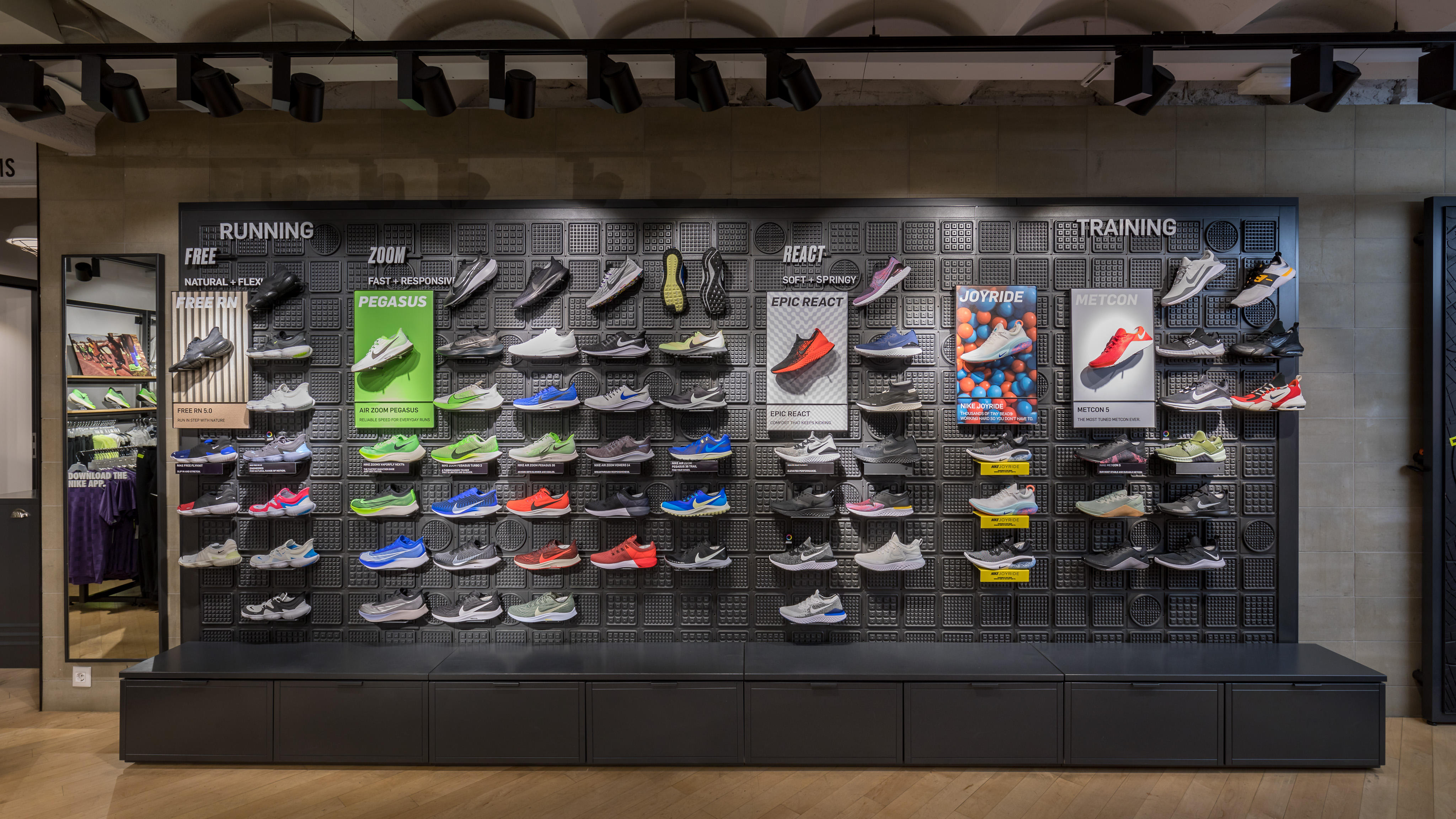 aplausos Mentalmente Para un día de viaje Nike Store - Las Ramblas - Deportes Y Ocio: Artículos Y Ropas (Al Por Menor  Y Accesorios) en Barcelona (dirección, horarios, opiniones, TEL: 933015...)  - Infobel