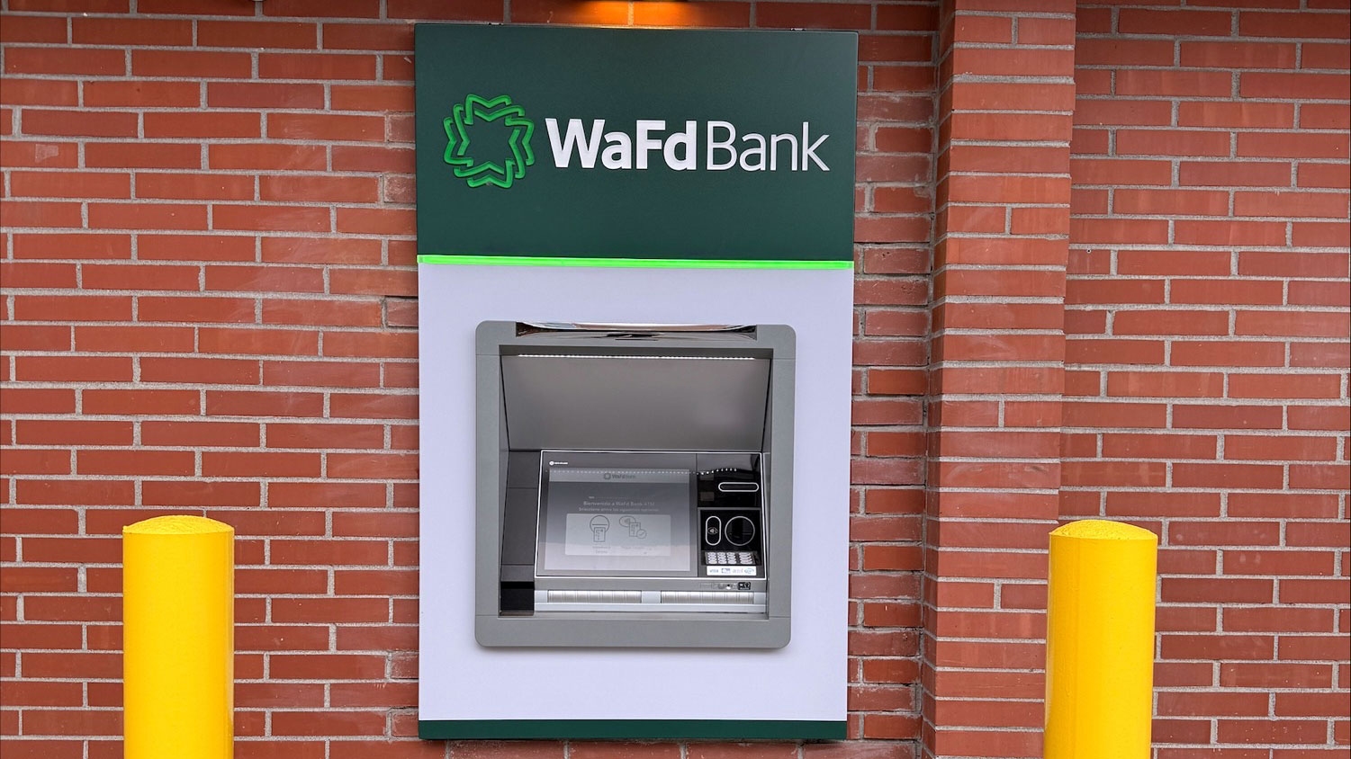 Photo of the WaFd Bank Branch location in Mercer Island, Washington. Located at 7633 SE 27th St, Mercer Island, WA 98040.