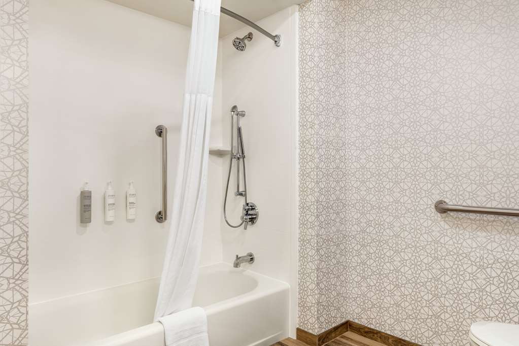 Guest room bath