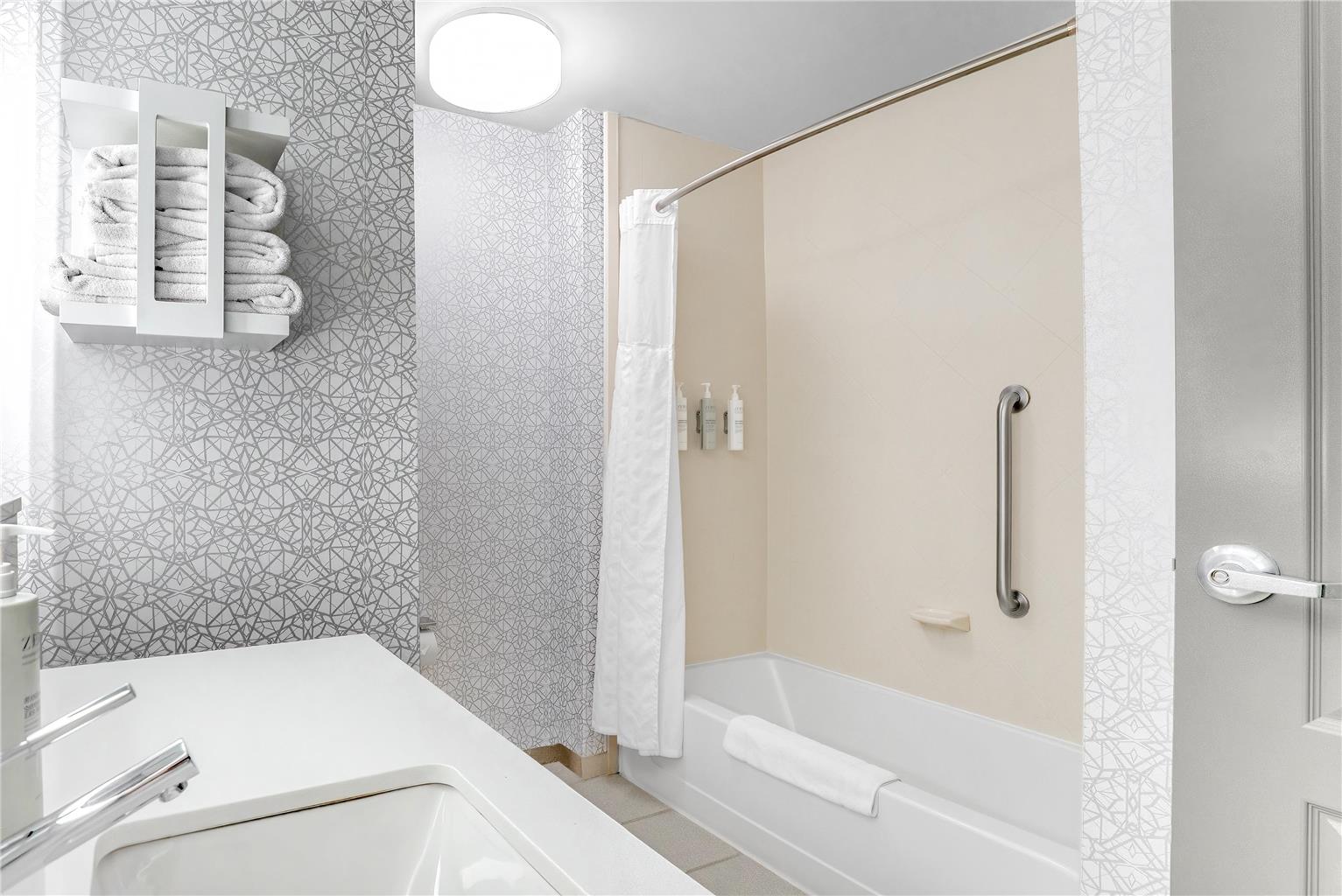 Guest room bath