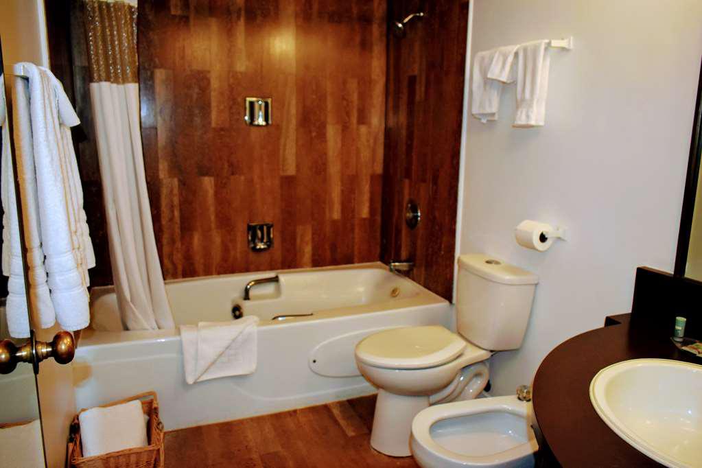 Bathroom KingRoomwithSpa Best Western Downtown Sudbury Centreville Sudbury (705)673-7801