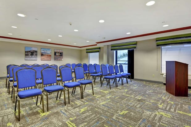 Images Hampton Inn & Suites Newark-Harrison-Riverwalk