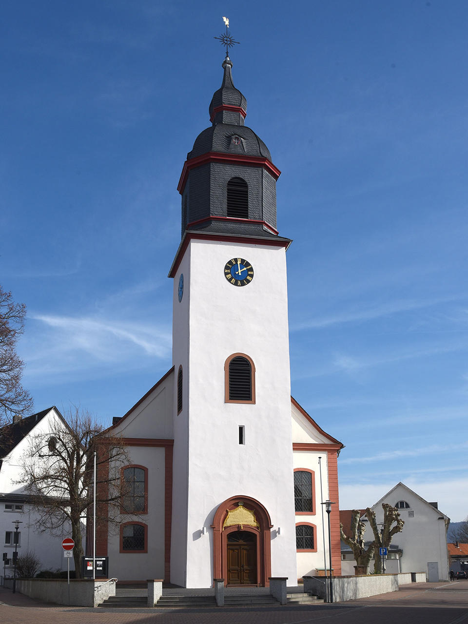 Die evangelische Martinskirche Pfungstadt wurde in der Zeit von 1746 bis 1748 nach einem Plan des Pfarrers Johann Conrad Lichtenberg über den Fundamenten mehrerer Vorgängerkirchen neu erbaut. Der mittelalterliche Turm wurde umgestaltet und 1752 vollendet.