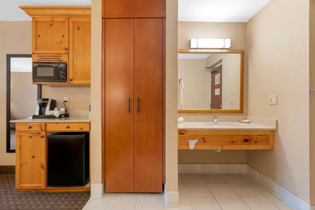 Two Queen Bathroom 