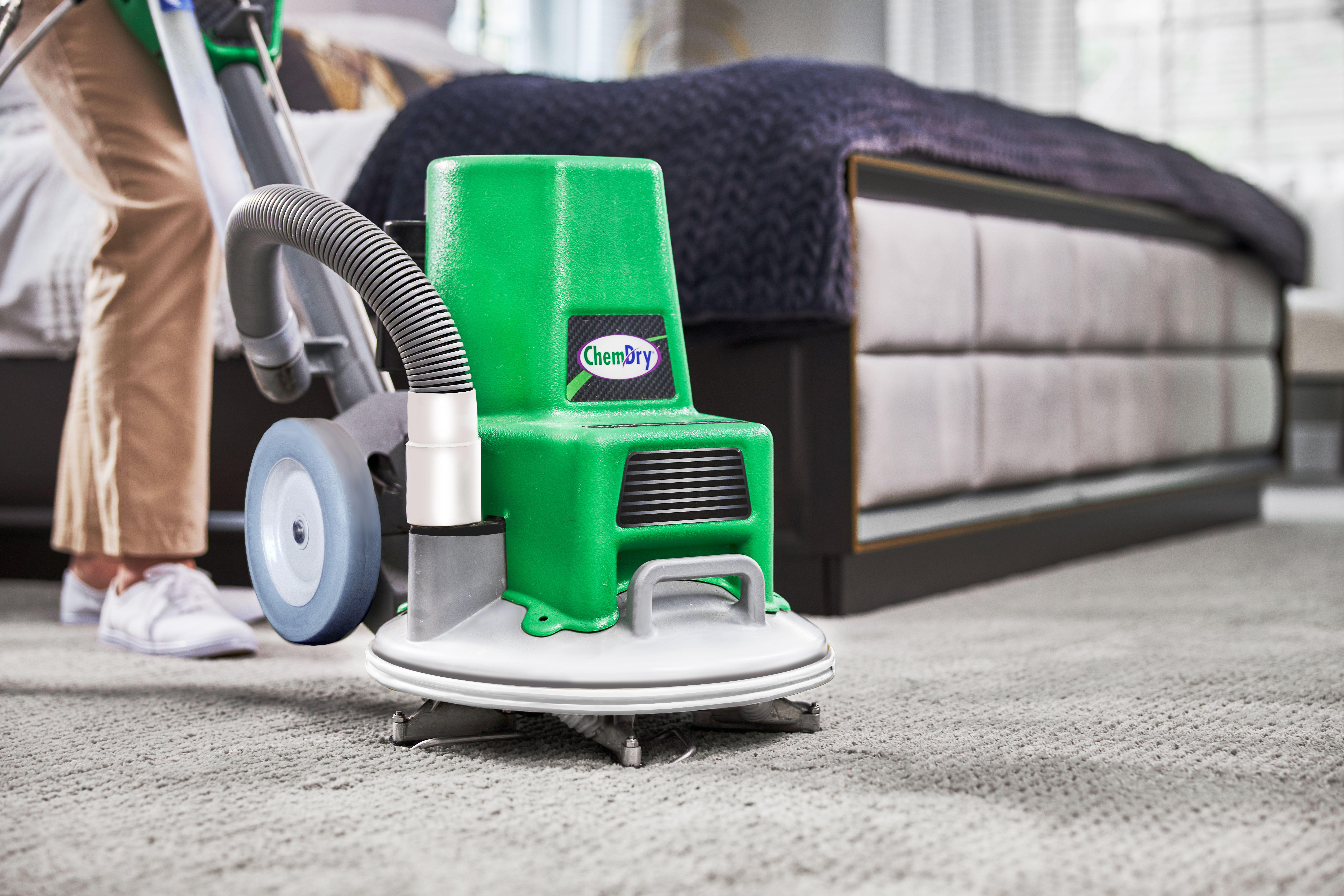 powerhead cleaner used by the technician to perform a carpet cleaning