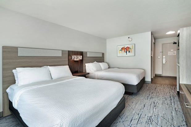 Images Holiday Inn Express & Suites Milwaukee-New Berlin by IHG