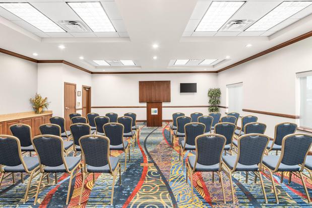 Images Holiday Inn Express & Suites Wilmington-Newark by IHG