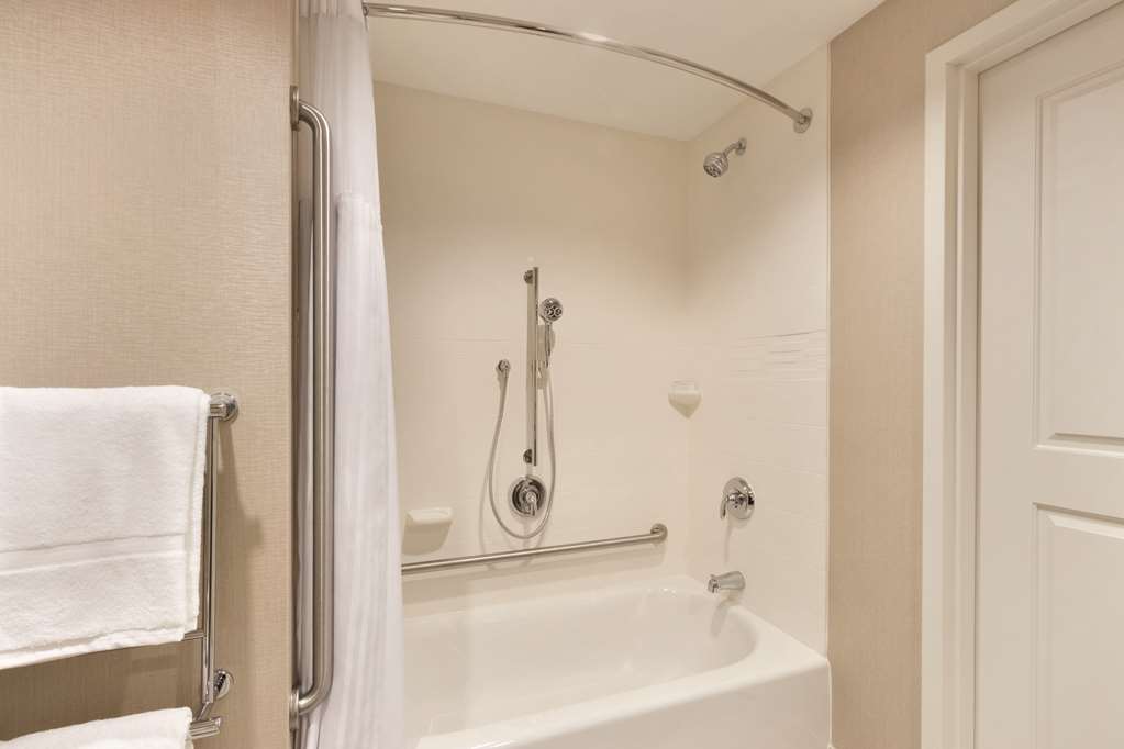 Guest room bath Homewood Suites by Hilton Calgary Downtown Calgary (587)352-5500