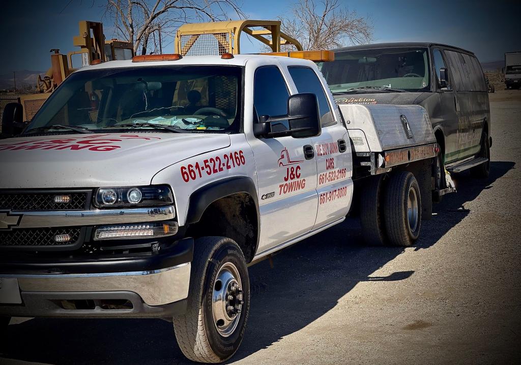 J&amp;C JUNK CARS Logo