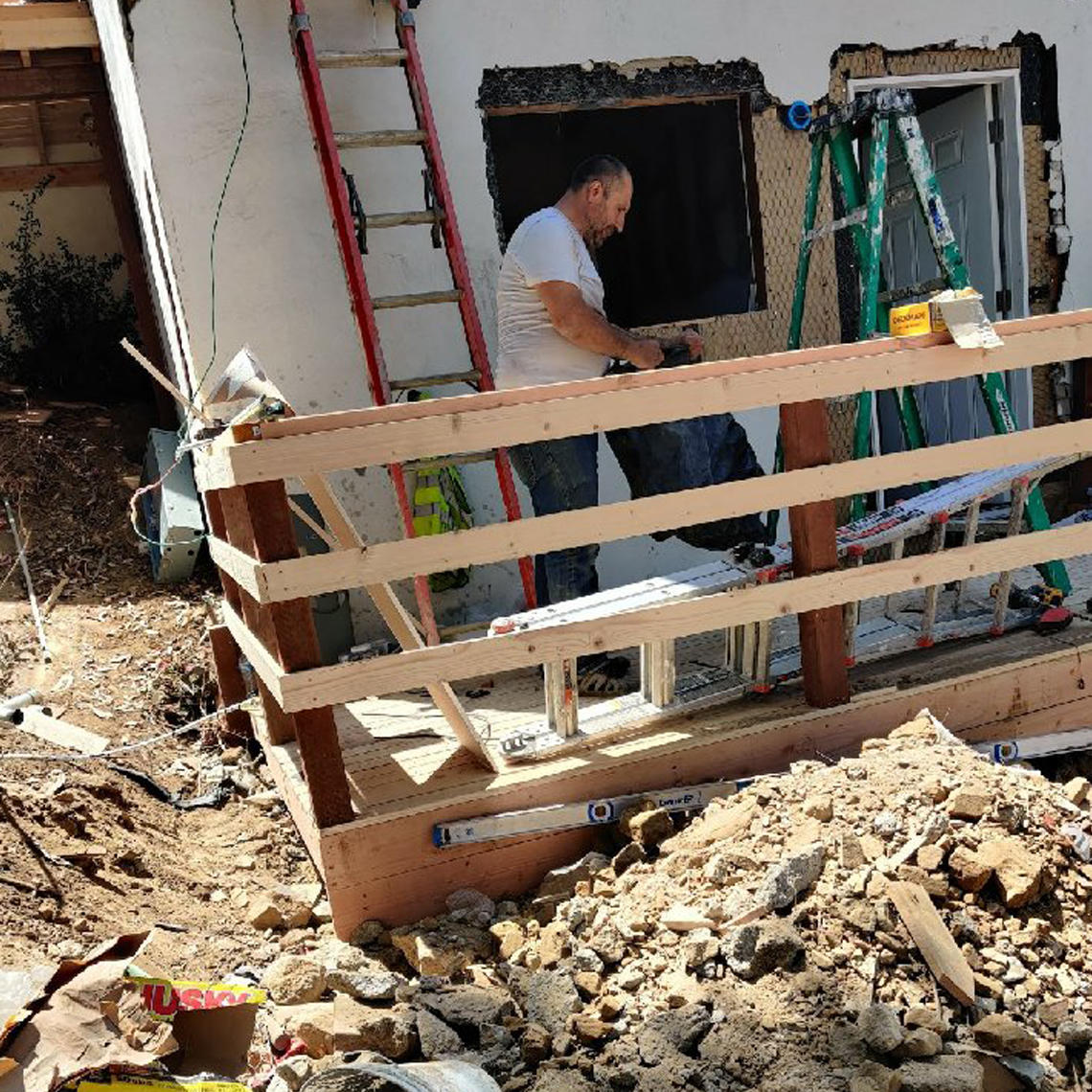 ALC Construcción - Trabajos de puertas y ventanas