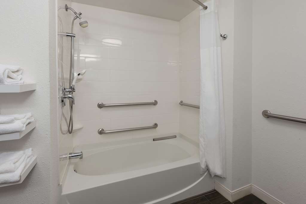 Guest room bath