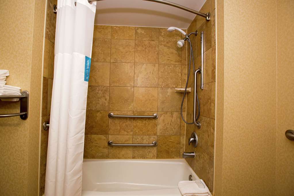 Guest room bath