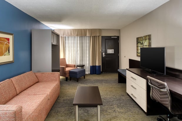 Images Holiday Inn & Suites Atlanta Airport-North by IHG