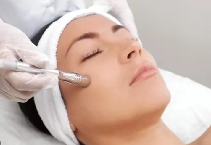 The Face and Body Place provides microdermabrasion treatments to exfoliate and revitalize your skin, leaving it smoother and more radiant. I ensure a comfortable and professional experience tailored to your skin’s needs. Trust The Face and Body Place for advanced skin care solutions that deliver results.