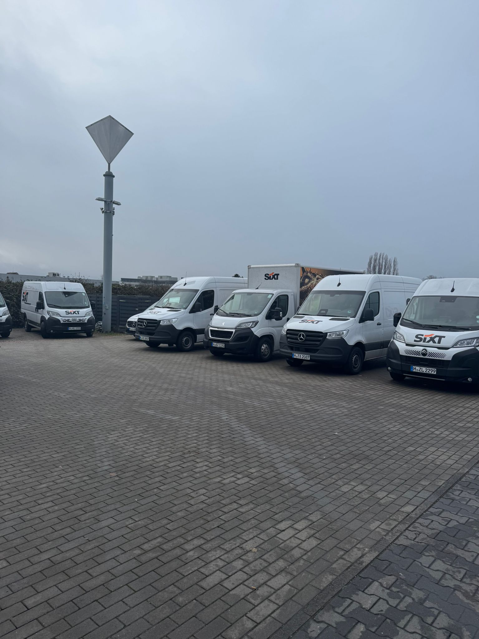 SIXT Truck Center Mainz/Wiesbaden, Fritz-Lenges-Str. 12 in Wiesbaden, Mainz-Kastel