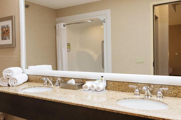 Images Holiday Inn Express & Suites Olathe North, an IHG Hotel