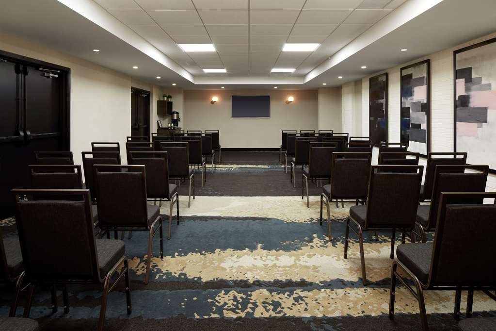 Meeting Room DoubleTree by Hilton Montreal Airport Dorval (514)631-4811