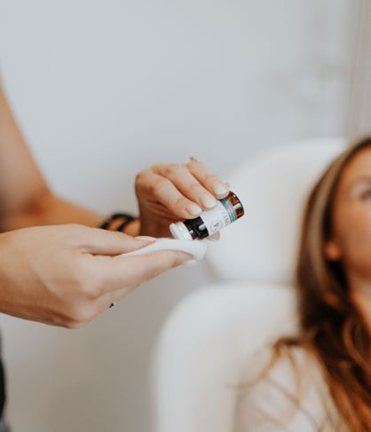 It’s Peel season baby!! With the colder months ahead, it’s the perfect time of year to get that skin in its best health by coming in to get a VI peel!
VI Peels target a variety of skin concerns including aging (fine lines and wrinkles), acne and oily skin (including hormonal and teen acne) scarring and sun damage (hyperpigmentation).
Improve your overall skin tone and texture, brighten your skin, and clear up any oily or congested skin. Treatment takes about 30 minutes, peeling typically starts around day 2 and continues through day 5-7. Plan for this to be done on midweek so you can peel the most over a weekend at home snuggled up on your couch!
Call for any questions or book a consultation with either @injections_by_kristina or @injectionsby_mariwags to get you on the right path to healthier glowing skin this winter!