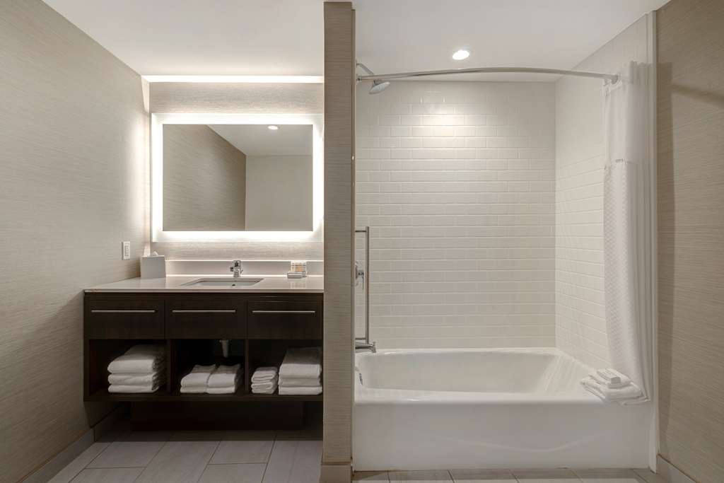Guest room bath