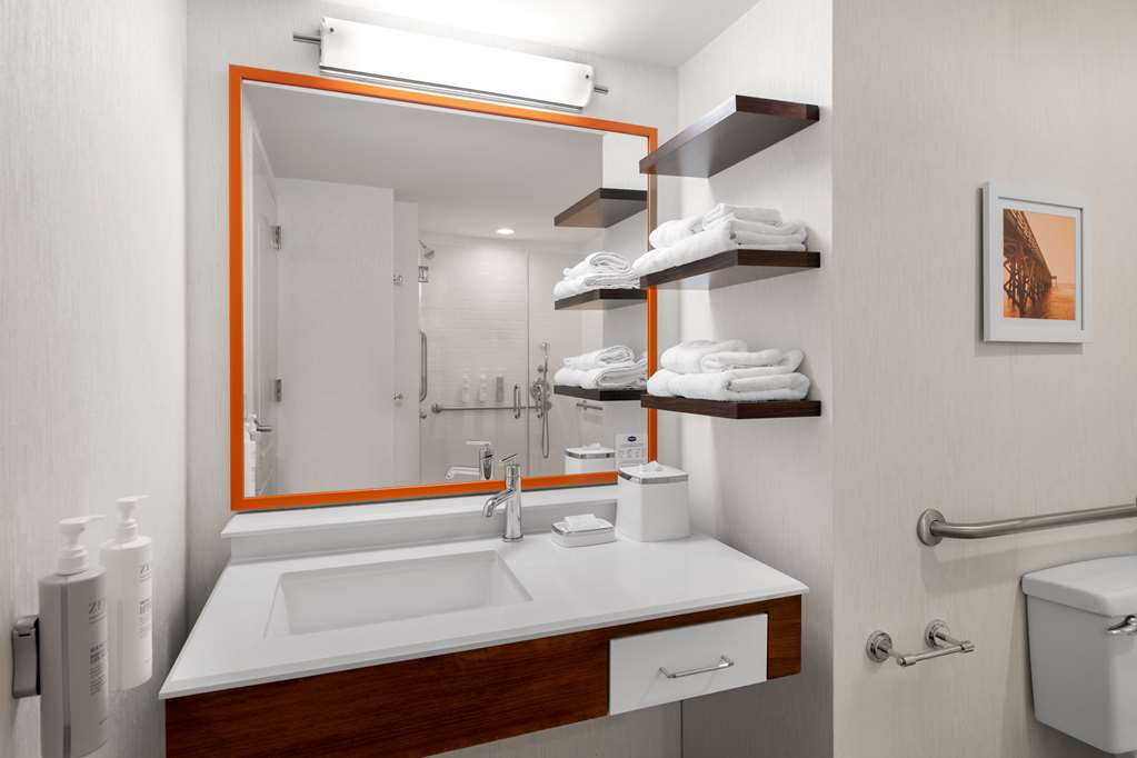 Guest room bath