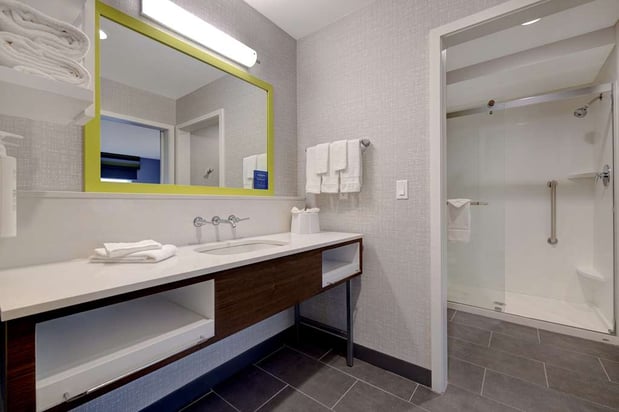 Images Hampton Inn & Suites Marina
