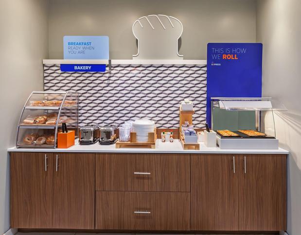 Images Holiday Inn Express & Suites Tulsa South - Woodland Hills by IHG