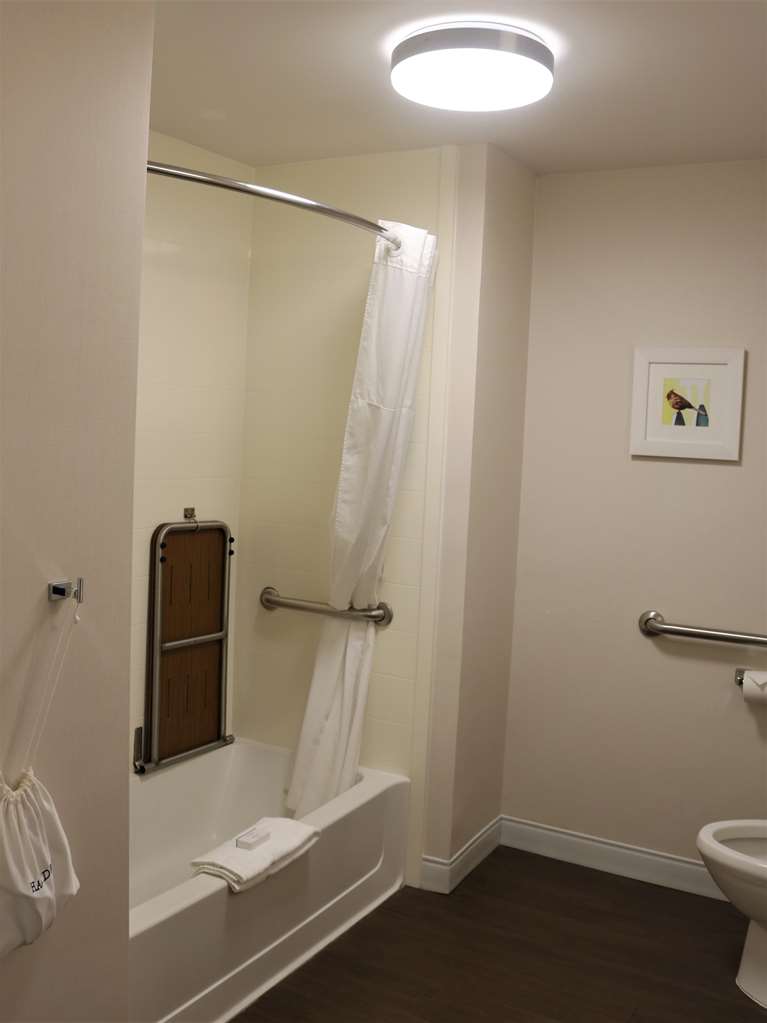 Guest room bath