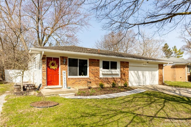 Images Daniel DeCapua, Realtor - The Spotlight Real Estate Team - Ann Arbor / Brighton