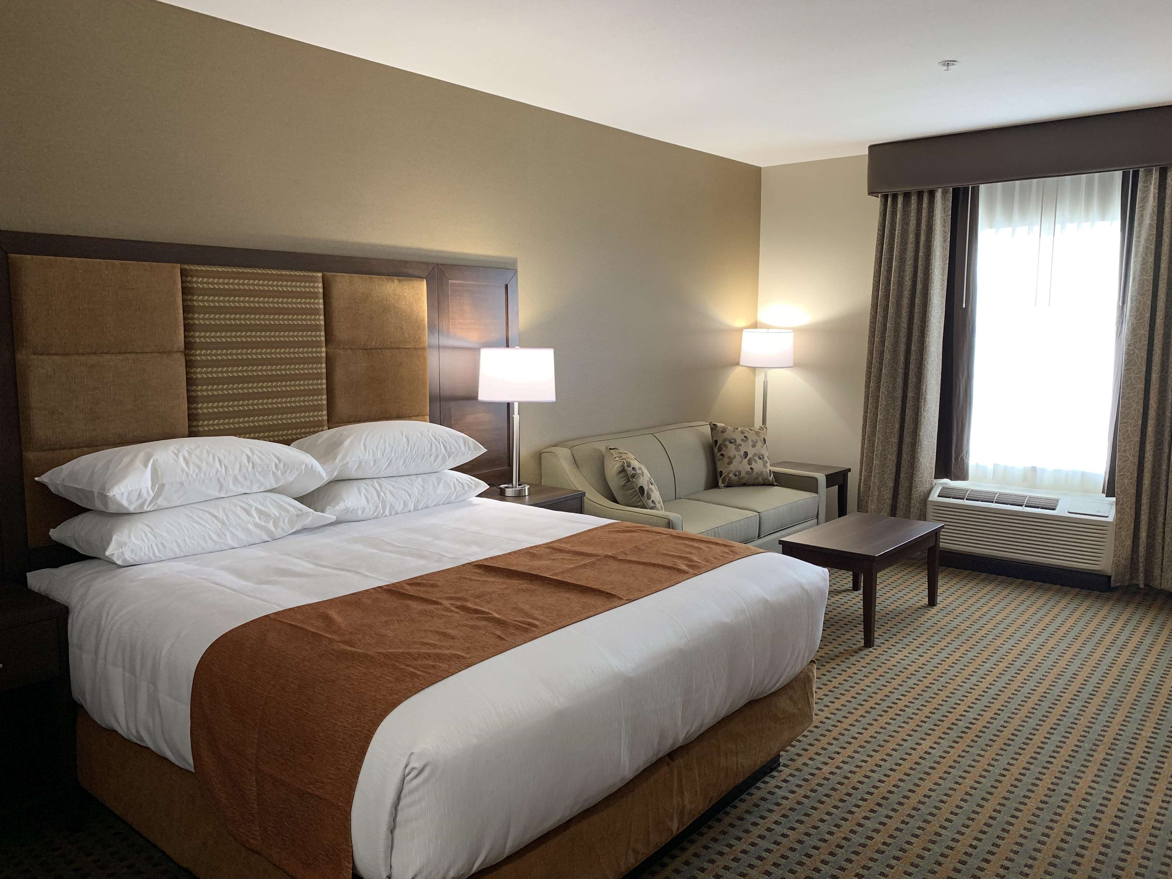 Standard King Guest Room Best Western Plus Hinton Inn & Suites Hinton (780)817-7000