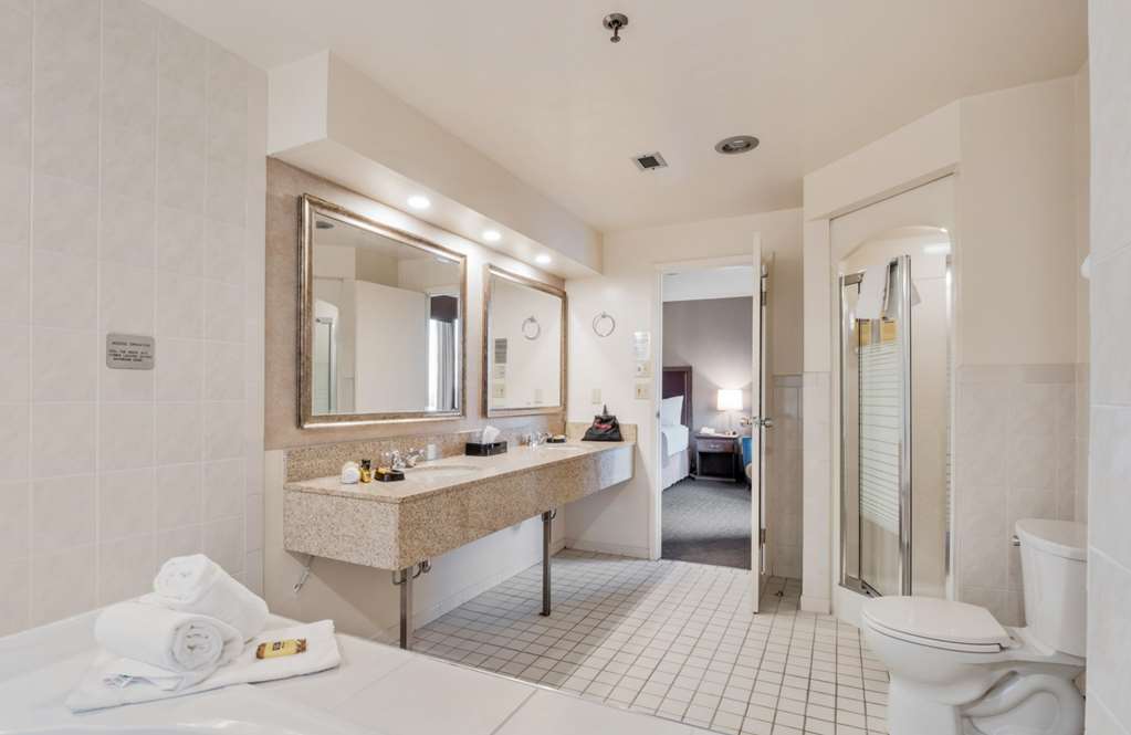 Room551 - K,TSX Best Western Plus Cairn Croft Hotel Niagara Falls (905)356-1161