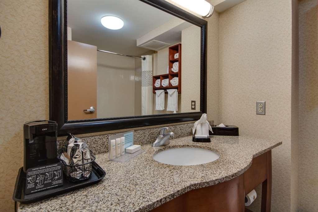 Guest room bath