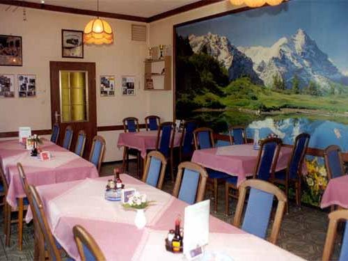 GASTHOF HEISS Grillhendl Heuriger, Kremser Straße 5 in Kirchberg am Wagram