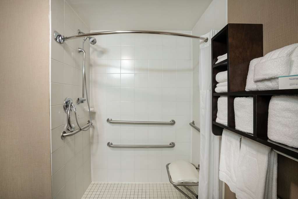 Guest room bath
